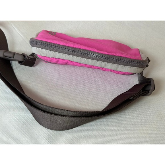 Lululemon Everywhere Belt Bag 1L Pow Pink Light / Lunar Rock / Chrome - Picture 5 of 10